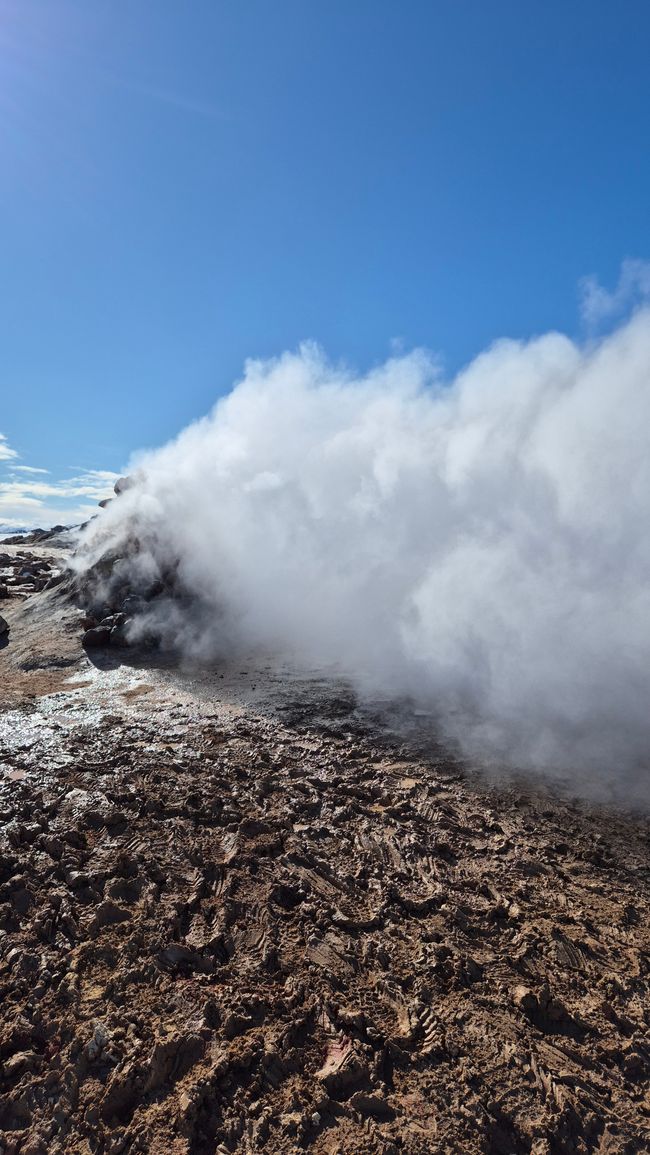 Feuer, Eis und “Frau”: Ein Tag, der nach Schwefel riecht und im Thermalbad endet 