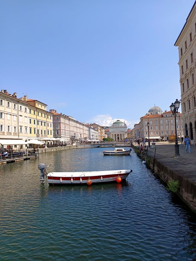 Canale Grande im Stadtviertel Borgo Teresiano mit der Kirche SantÁntonio Nuovo im HIntergrund