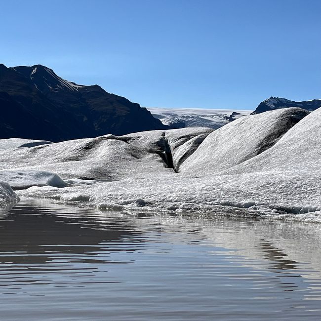 Faire du kayak sur le lac glaciaire