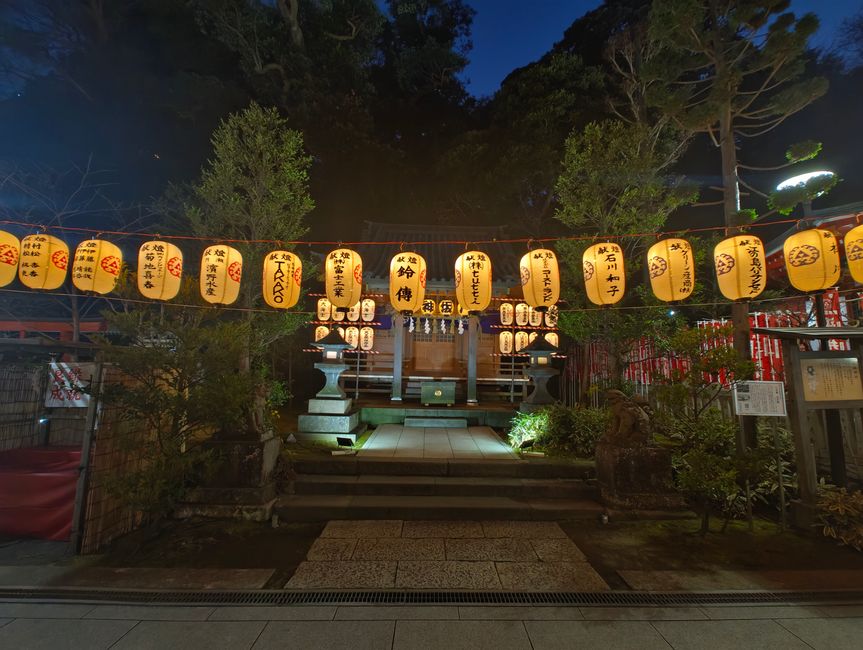 Vorbei an beleuchteten Schreinen