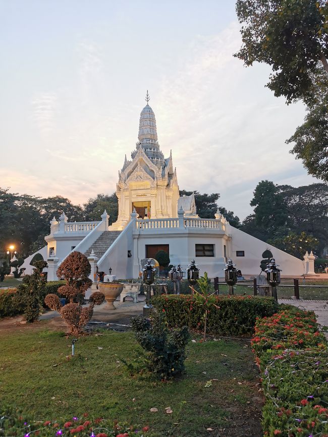 E si sta già abbassando di nuovo il sole su Ayutthaya.