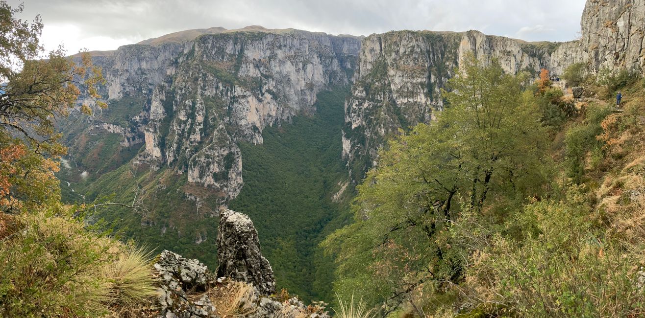 Blick zurück zum Aussichtspubkt (im Bild rechts oben, ein Stück links von Birgit)