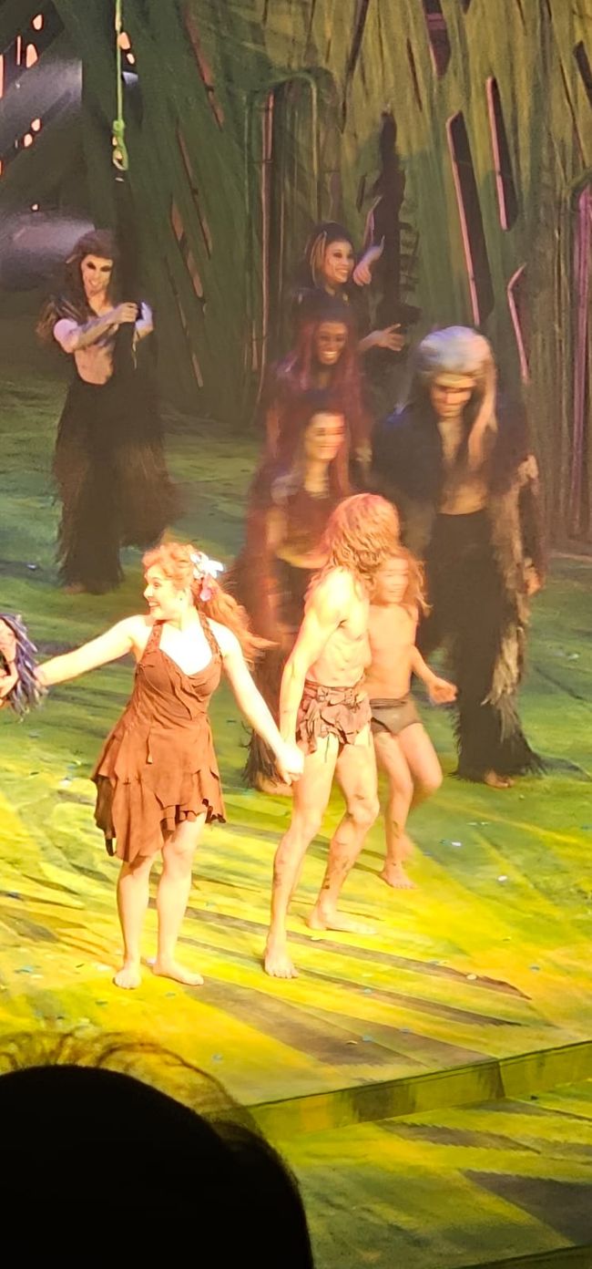 Hamburg St Pauli - une expérience ! Au musical , Tarzan', je n'ai pas pu entrer. Mais à l'hôtel, Der Bunker', juste à côté du stade de St. Pauli, c'était vraiment quelque chose de spécial ! La promenade au bord de l'Aussenalster a ensuite été😆😉😊