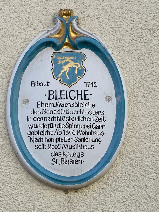 Solche Hinweise gab es einige an den Gebäuden des Kollegs in St. Blasien