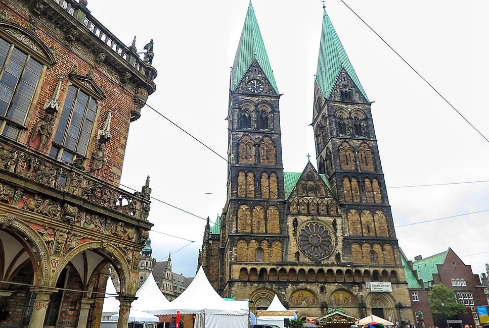 Der Bremer Dom steht am Marktplatz und Vis a Vis ist das Rathaus.