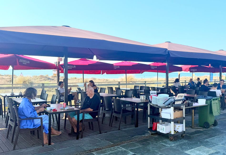 Die Terrasse unserer Strandbar.