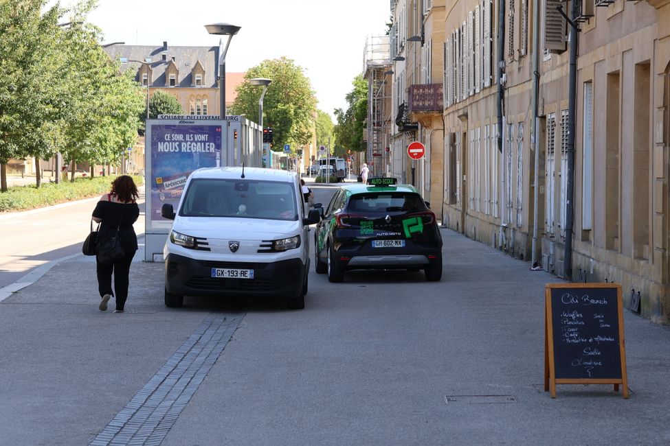 Fahrschule übt: Fahren auf dem Gehweg