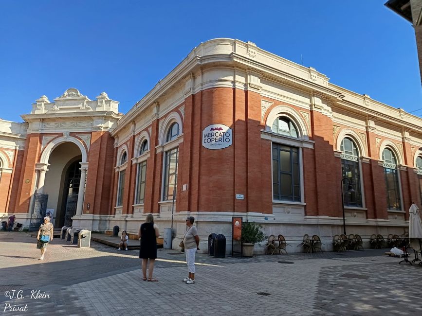 Mercato Coperto - Este mercado alberga principalmente restaurantes y tiendas. No se puede comparar con otros mercados.