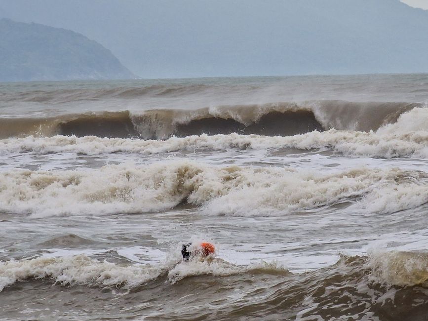 Vorüber die Flut.
Wer sah es wohl, du selig Land, 
wie dich die Welle überwand.