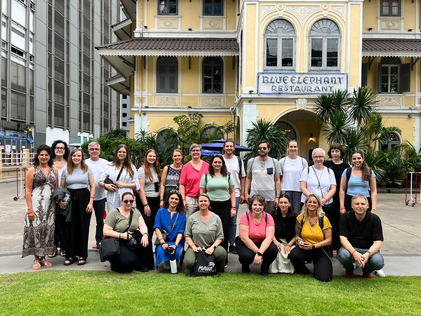 Die Reisegruppe vor dem Blue Elephant