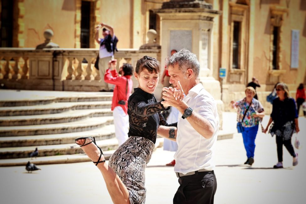 Der Tango eine wunderbare Ergänzung zu dem sizilianischen Barock der Kathedrale von Syrakus.