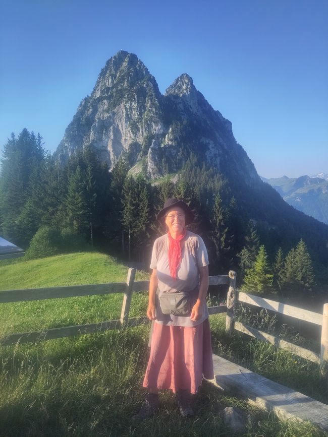 am höchsten Punkt des Weges: auf 1421 m  - mit Blick auf die Haggenspitz und den kleinen Mythen 