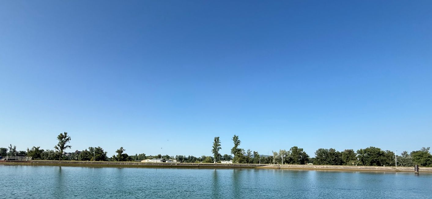 vor der Schleuse Fessenheim, Rheinseitenkanal