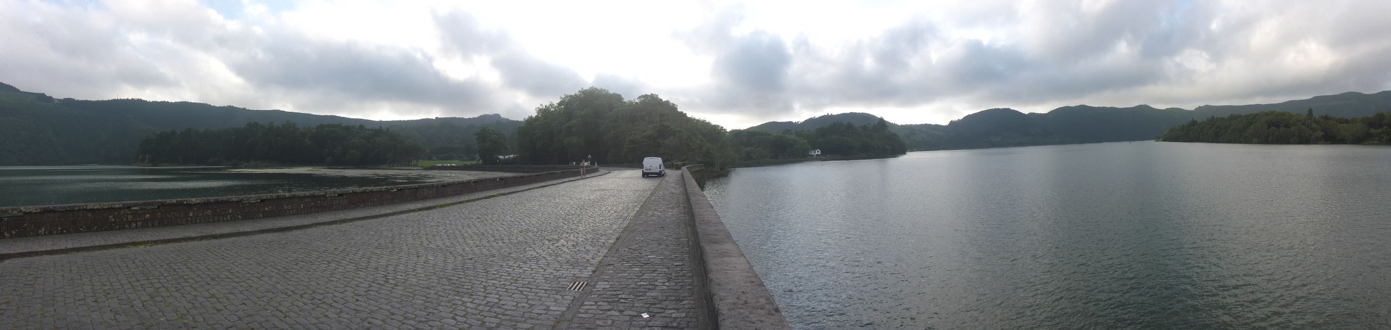 Brücke zwischen Grünen und Blauem See
