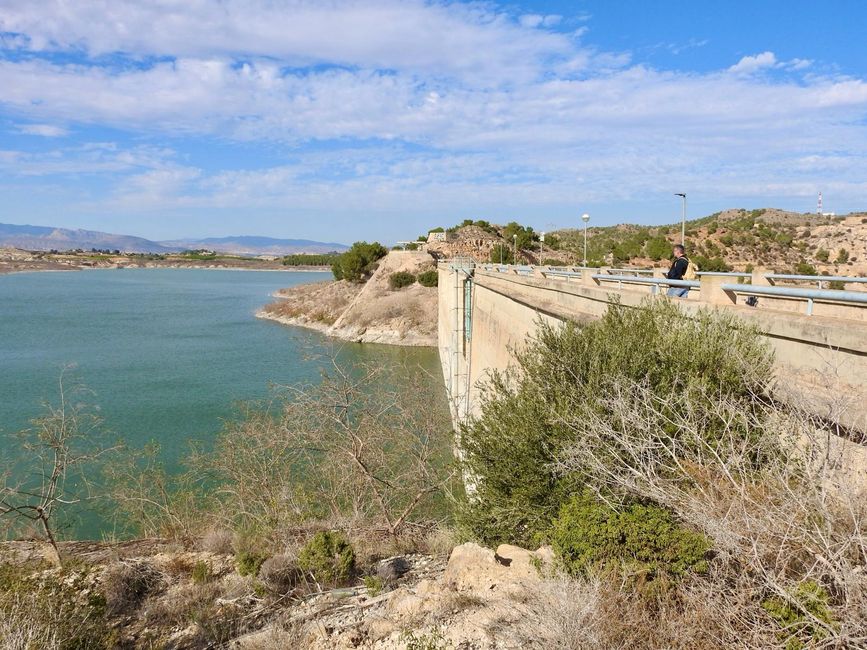 View over the Embalse de Santomera with the dam.