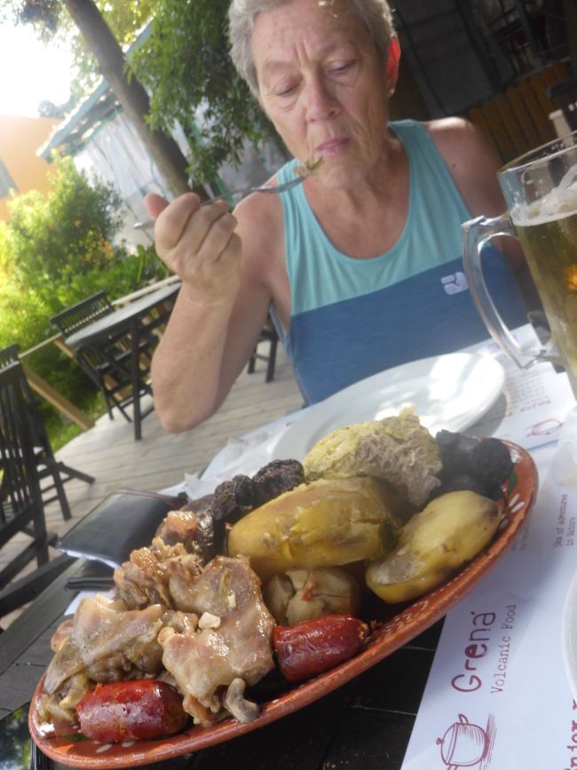 Essen mit Erdwärme gegart