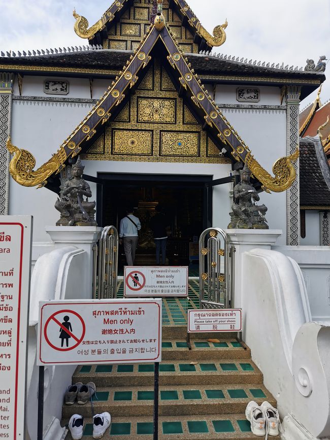 Angekommen im ersten Tempel im Wat Chedi Luang ... die Damen müssen draußen bleiben ...