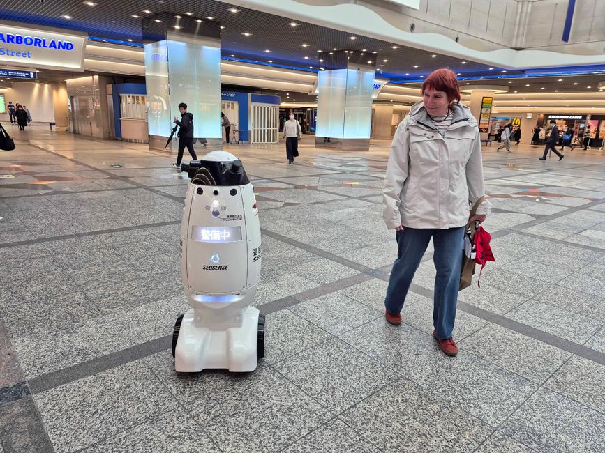 Sicherheitsroboter in einem Einkaufszentrum im Hafen