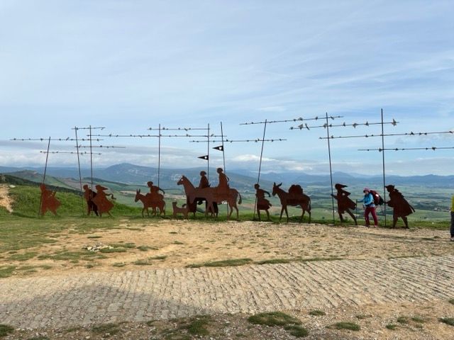 Denkmal eines Pilgerzuges auf dem Puerto del Perdon