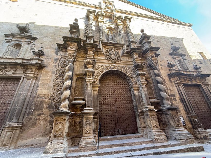 Die monumentale Fassade der Pfarrkirche La Ascunion aus dem 17.Jahrhundert.