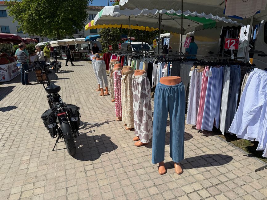 Markt Bourg-Saint-Andéol, Hosen auf Reisen