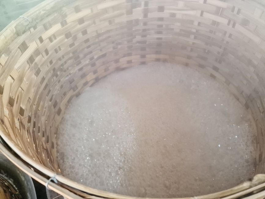 Piezas de azúcar, la masa blanda se vierte en moldes pequeños para enfriar