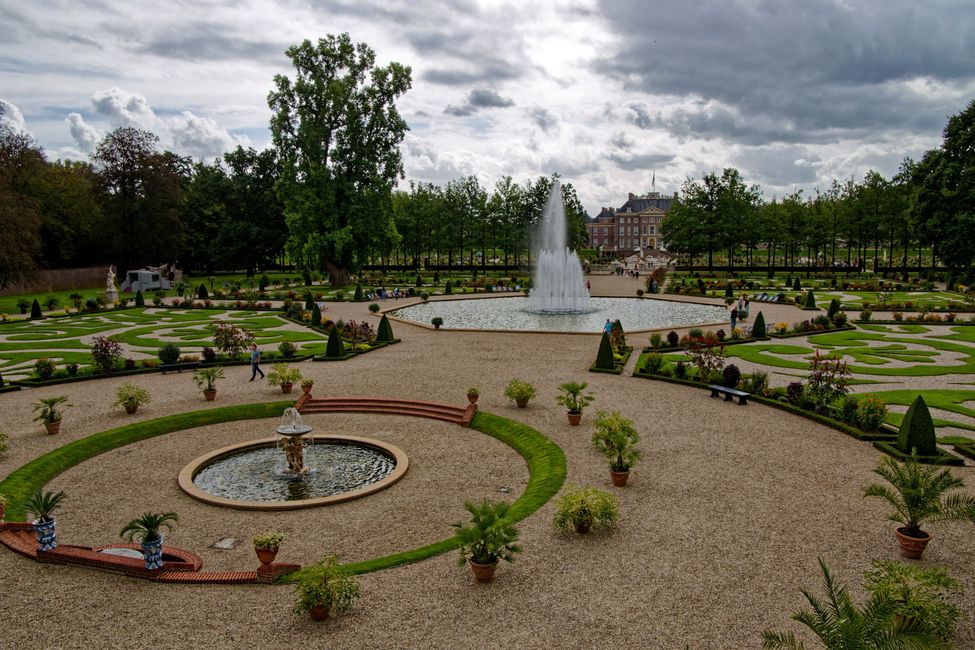 Barockschloss mit Prachtsgarten