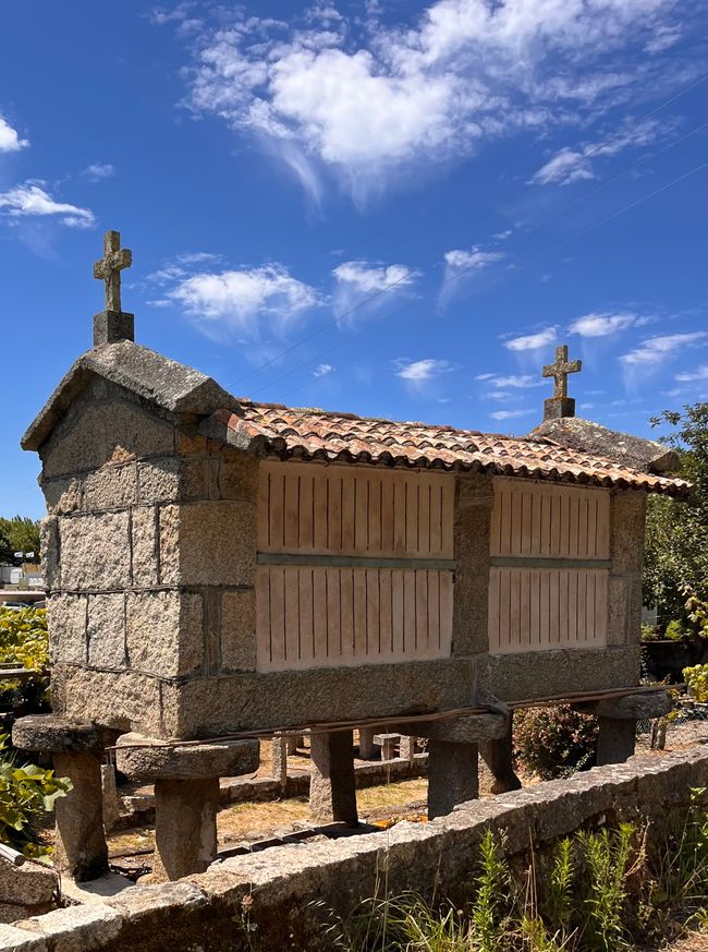 Típico de Galicia - Horreos, graneros sobre pilotes para proteger los cultivos de los roedores