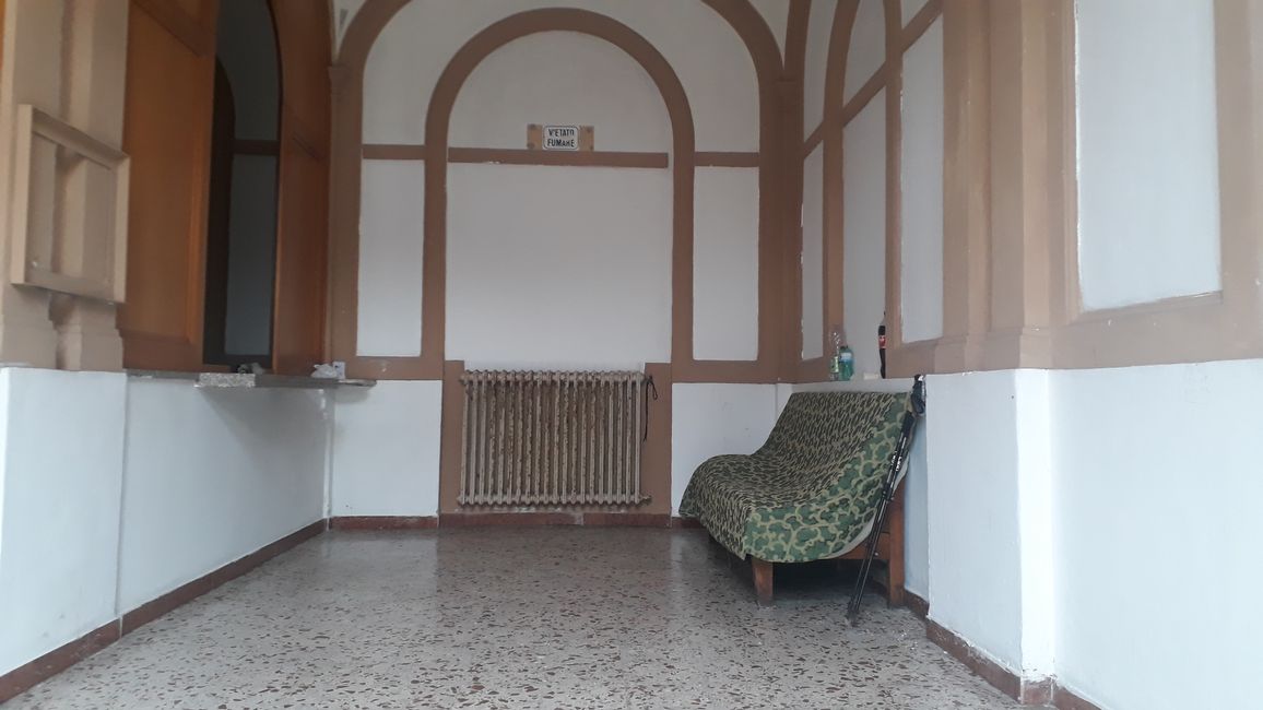 La salle d'attente à Marmore. J'aurais souhaité quelque chose comme ça à Brenner. Il faut noter : à de nombreux endroits, des boissons sont souvent mises à disposition, pour les réfugiés et les pèlerins.
