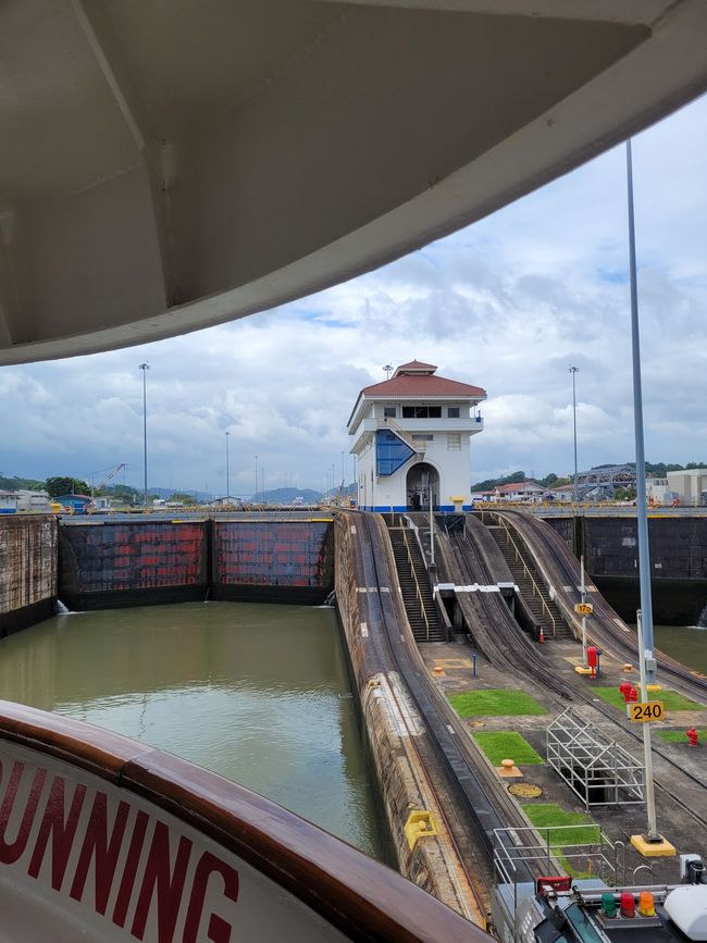 Day 41 of 175: Around the world cruise - Day passage through the Panama Canal