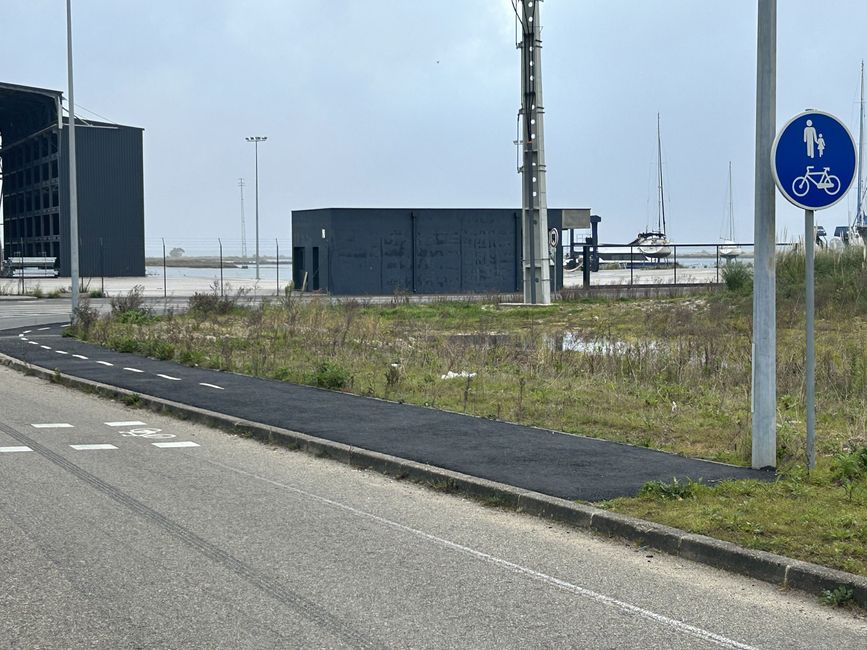 Fahrradweg mit Bordstein