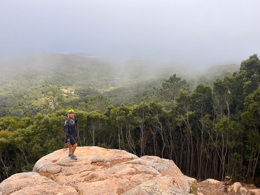 Mystische Stimmung - immer wieder ziehen und Wolken- und Nebelfetzen über die Bergketten