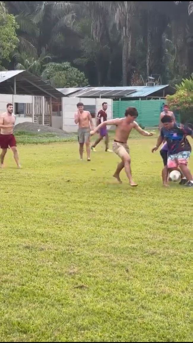 Giocare a calcio in mezzo alla giungla