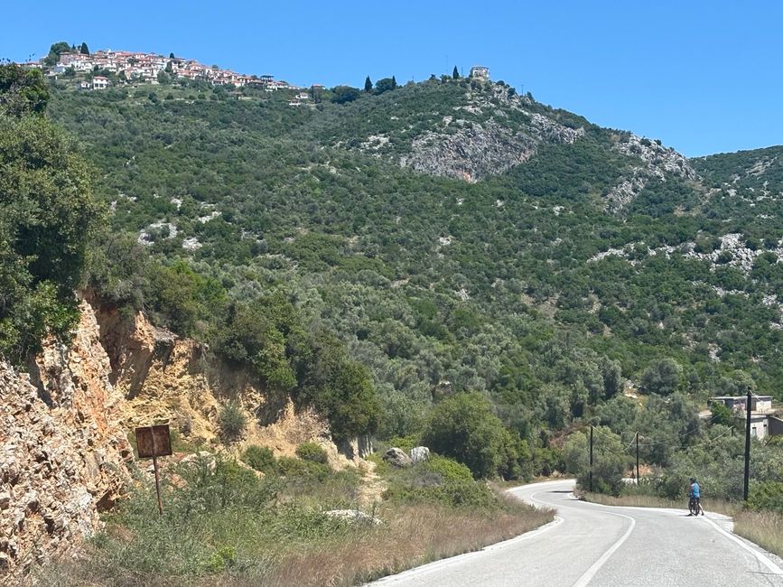 ....gran día con pueblo montañés y localidad costera....