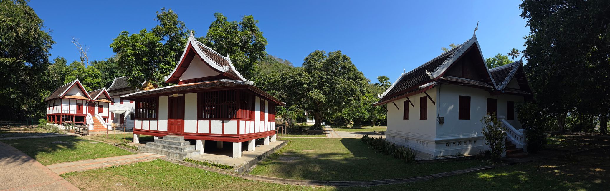 Une journée au bord de la rivière et les petits temples de l'autre côté de la rivière