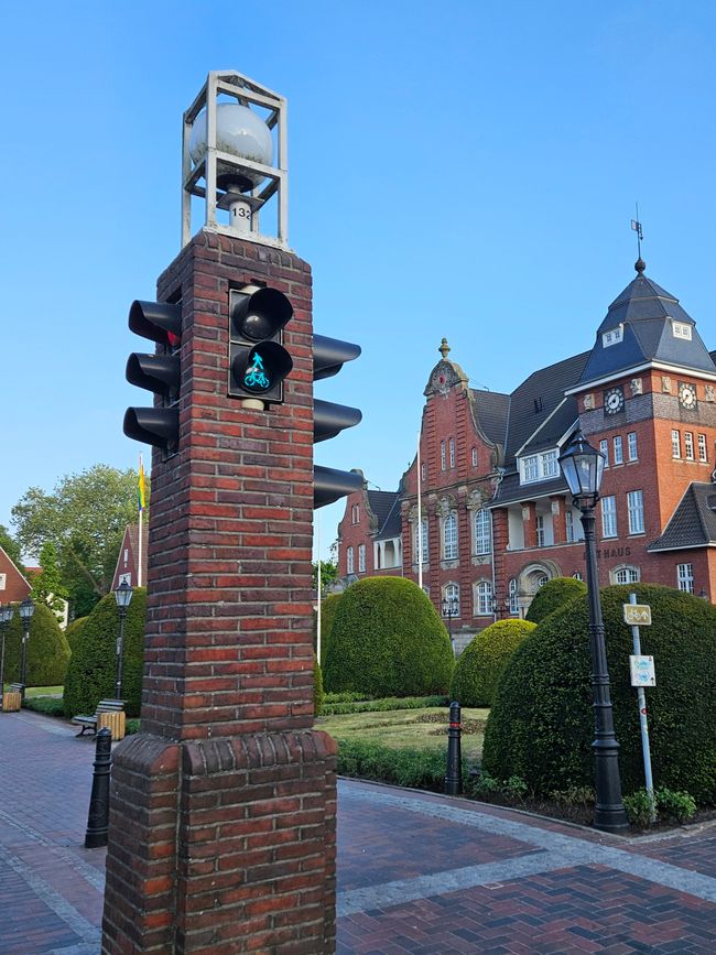 Ampel mit Rathaus 