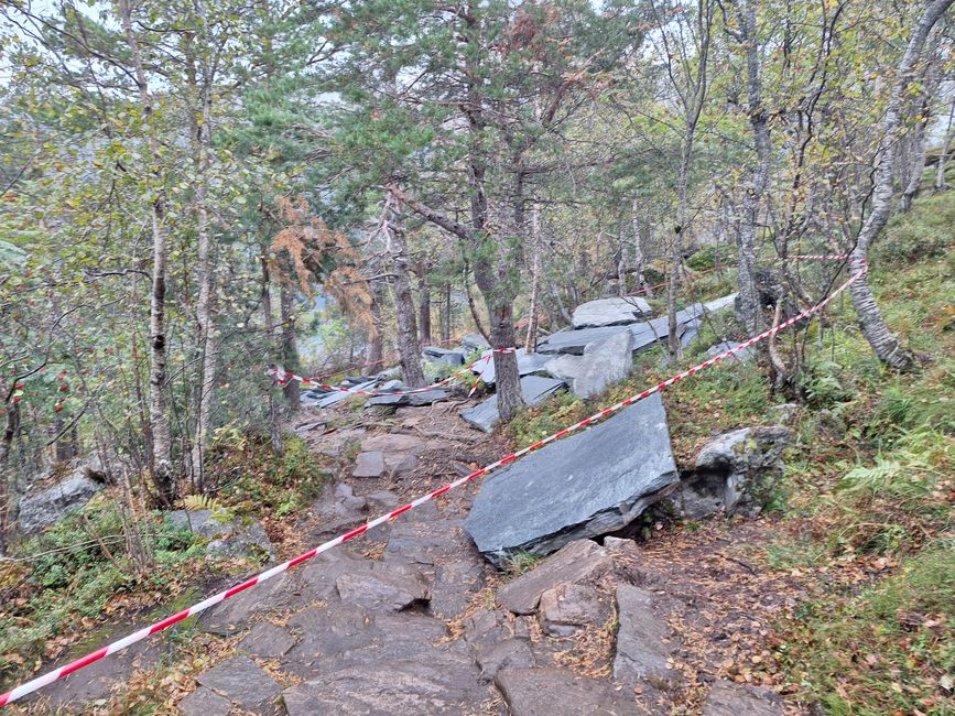 Mit Heli gedroppte Steinplatten die Sherpatreppe fortsetzt