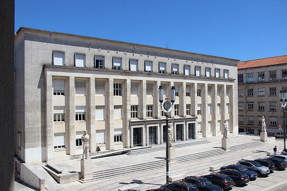 Ein Gebäude aus der Zeit des Estado Novo (Fakultät für Literaturwissenschaften)