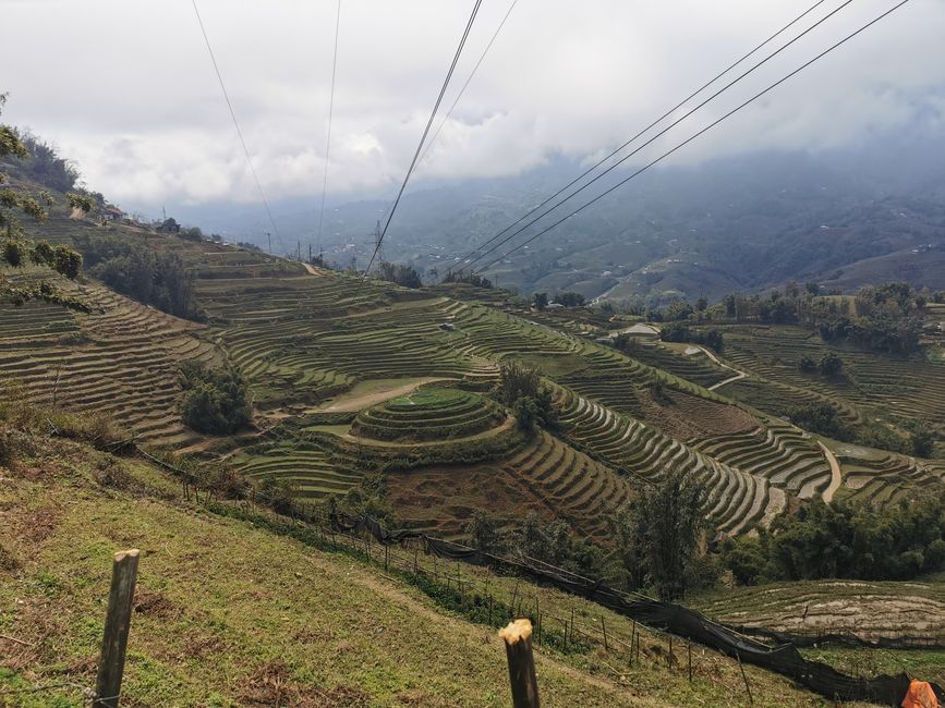 ... casas locales en la ladera de la montaña ...
