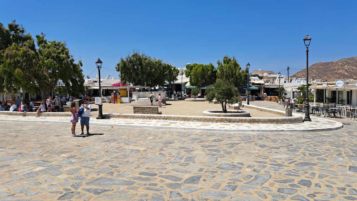 Plaza del mercado del pueblo de Ano Mera