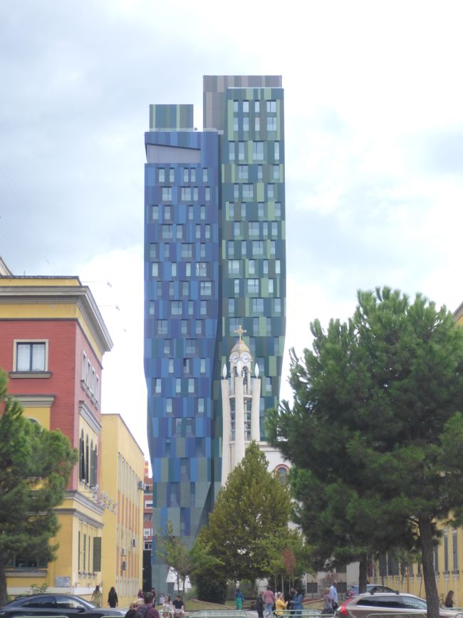 Der Uhrenturm wirkt klein 