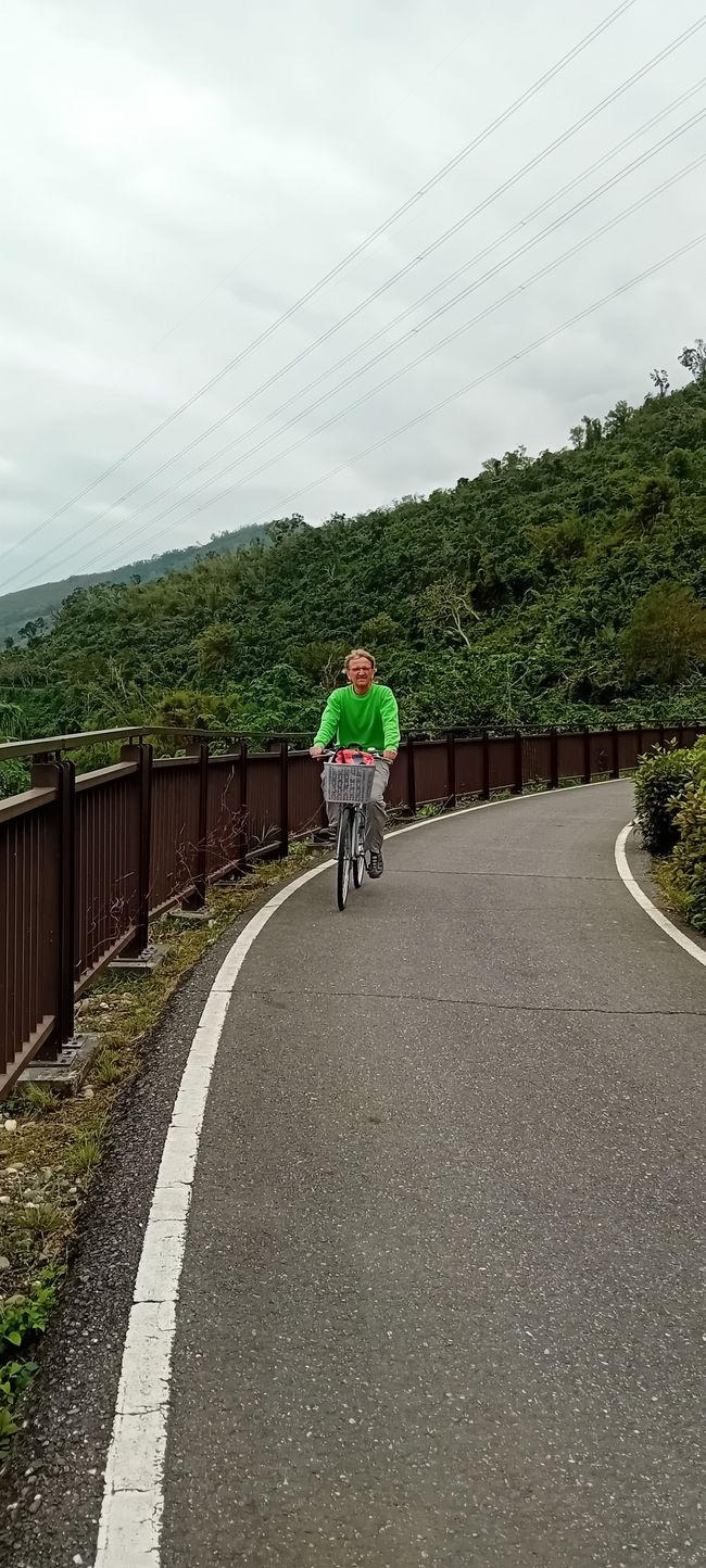 Guanshan Fahrradrundweg. Erster speziell für Touristen erbauter Fahrradweg Taiwans. 12 km, Eröffnungsjahr 1997.