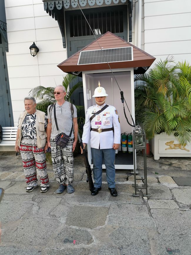 谁能猜出这三人中哪两个是法国游客？