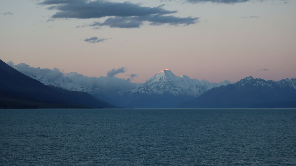 Aoraki / Mount Cook, depuis l'emplacement au lac Pukaki au coucher de soleil