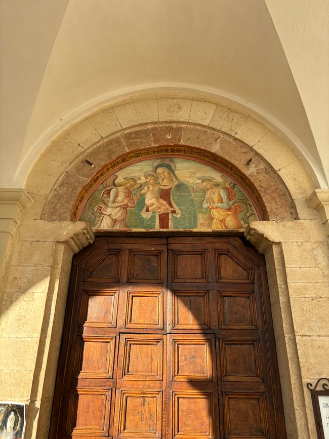 Fresco vor dem Kirchenportal