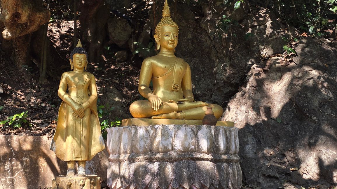 Une journée au bord de la rivière et les petits temples de l'autre côté de la rivière