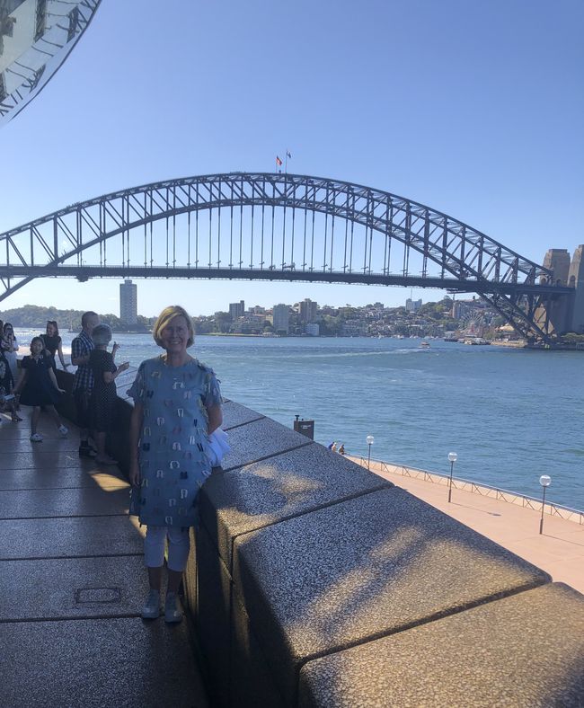 ... fuori al foyer davanti alla Harbour Bridge ...