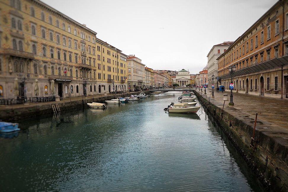 Canale Grande in Triest mit der katholischen Kirche Sant Antonio Nuovo im Hintergrund