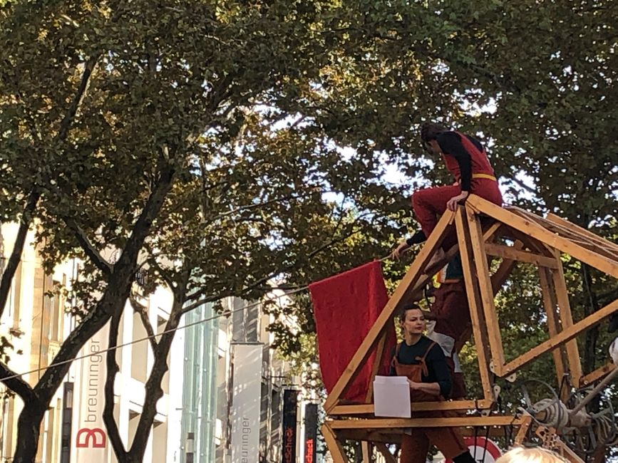 Muchos artistas callejeros enriquecen el centro de la ciudad, aquí el puente