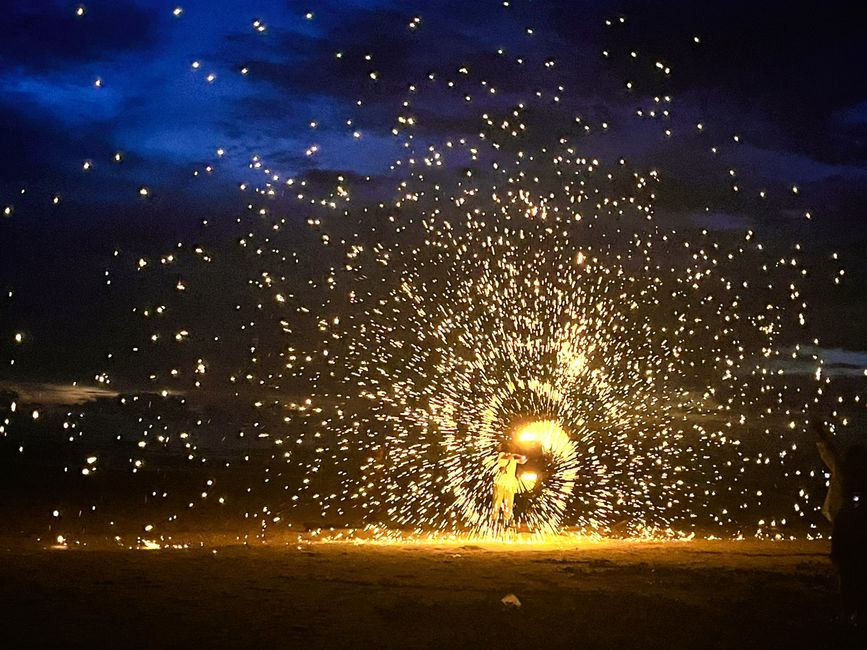 Feuershow am Menpakul-Strand